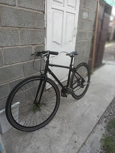 Городской велосипед с прямым рулем и тонкими колесами 28". — Рама