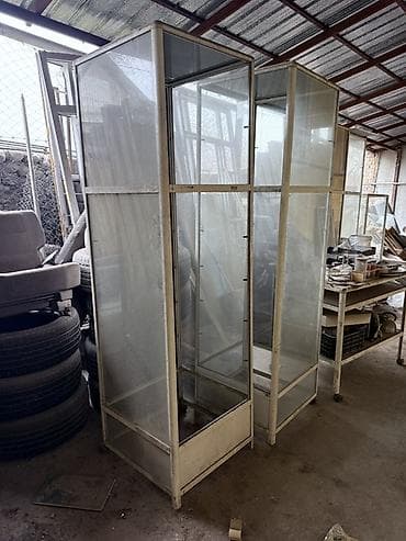 Стеклянные торговые витрины-пеналы - Конструкция: металлический