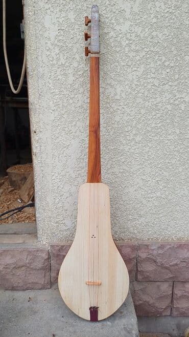 Гитары: Оруктон жасалган комуздар жана кылкыяктар сатылат, уста озу комузчу — 3