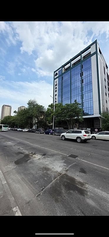 Коммерциялык мүлк: Срочно продаю, 2 коммерческих помещения общей площадью 98,5 м2, на 5/7 — 2