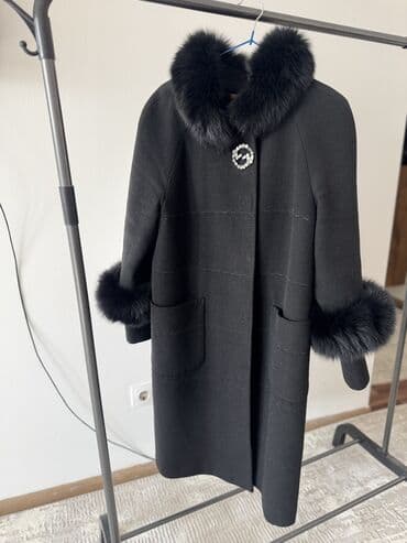 черное пальто с капюшоном: Элегантное женское пальто прямого кроя в черном цвете с меховой — 2