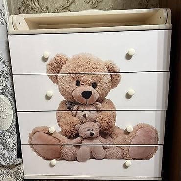 кийим: Бала үчүн комод, Колдонулган, Бөбөктөр үчүн кийим алмаштыруучу үстөлү бар, Жыгач, түсү - Саргыч боз — 1