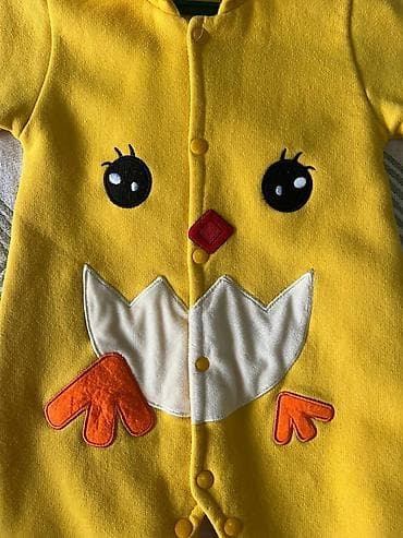 Жаш балдардын бут кийими: Продаю два комбинезона осенне-весенние и один костюм гап теплый, на — 6