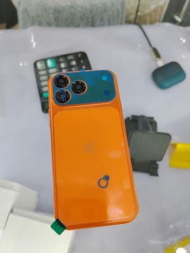 изогнутый экран: Яркий оранжевый смартфон с тройной основной камерой и фронтальной — 1