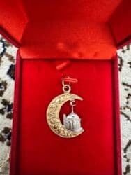 Продаю кулон из 585пробы вес 2гр, цена 17500сом, и набор из серебра