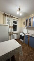 срочно продаётся 1 комнатная квартира в районе ошского рынка по улице молодая гвардия: 1 комната, 33 м², 104 серия, 3 этаж, Косметический ремонт — 5