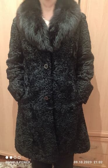 срочно продаю в связи с переездом: Продаются любимую шуба кара куль воротник натуральный шикарный чёрный — 1