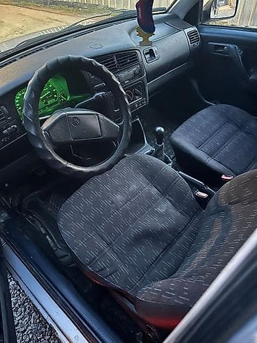 Volkswagen: Volkswagen Vento: 1993 г., 2 л, Механика, Бензин, Седан — 4