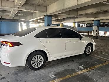 camry 2014: Toyota Corolla: 2021 г., 1.8 л, Вариатор, Гибрид, Седан — 4