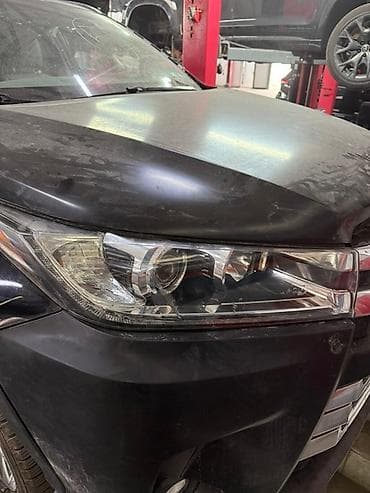 за дешева: Передняя правая фара Toyota 2018 г., Б/у, Оригинал, США — 2