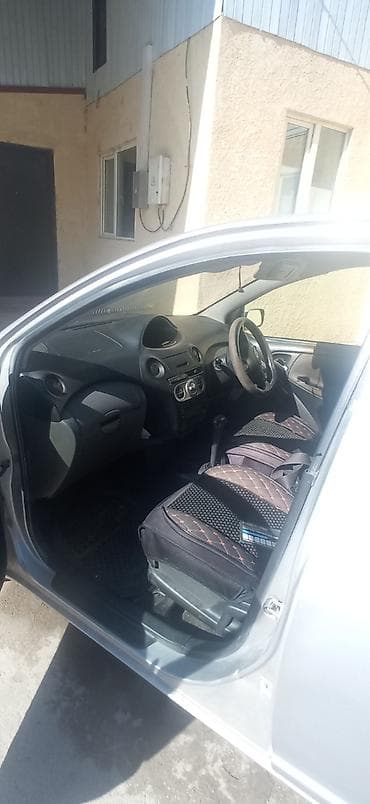 Toyota Vitz: 2003 г., 1.3 л, Механика, Бензин, Хэтчбэк — 7