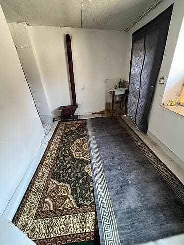 продается малосимейка: Комната в небольшом домике/хозпостройке с печным отоплением. - — 1