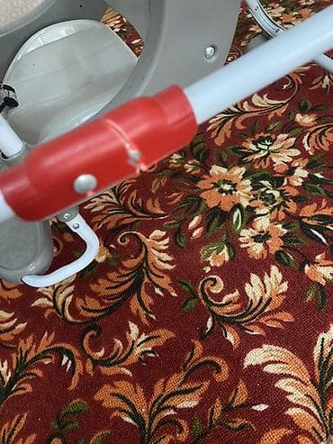 Детские качели: Детские напольные качели со столиком и козырьком.Изъяны можно увидеть — 4