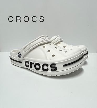 Босоножки, сандалии, шлепанцы: Белые сабо Crocs с контрастным логотипом по боковой части подошвы. - — 1