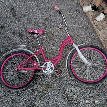 аксессуары для велосипедов: Детский велосипед ярко-розового цвета с белыми элементами. Оснащен — 4