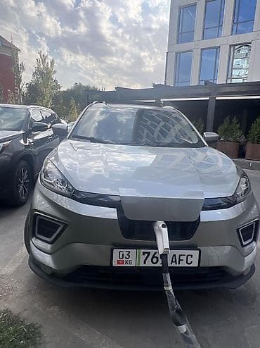 машина кроссовер: Кроссовер серебристого цвета с современным дизайном кузова и — 2