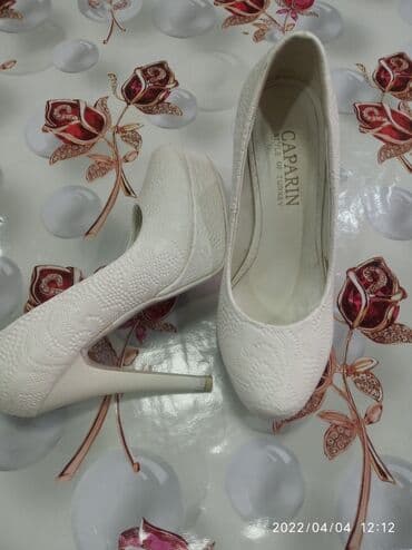 Удобные туфельки,одевались 1 раз на свадьбу