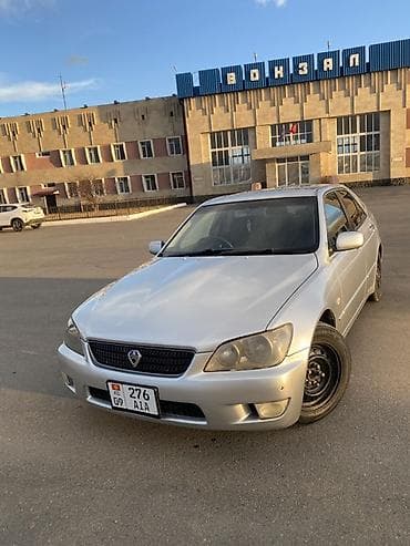 nissan cube авто: Седан серебристого цвета с правым рулем. Кузов 4‑дверный — 3