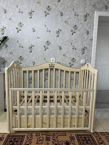 детский кровать трансформер: Детская кроватка-трансформер (цвет айвори/молочный). Б/У. В комплекте — 1