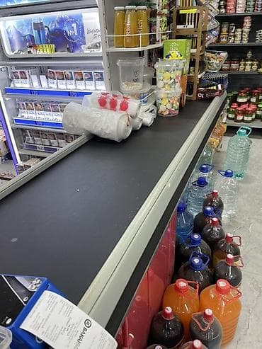 Офис эмереги: Касса үстөлү, 300 см* * 45 см* 90 см, Колдонулган — 3