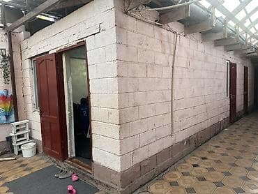 Үйлөрдү сатуу: Продаётся дом рядом с рынком Дордой. Характеристики: - Площадь дома — 4