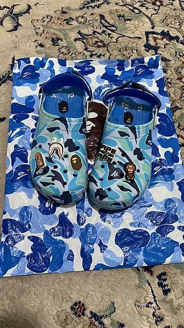 jibbitz: Сабо Crocs x A Bathing Ape (BAPE) с фирменным голубым камуфляжем. - — 3