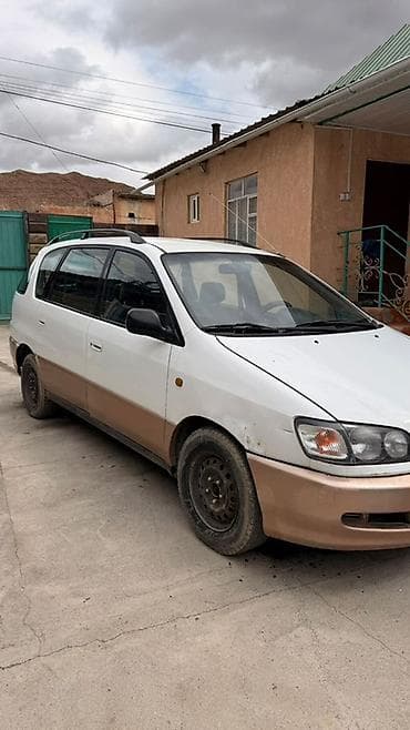 Toyota Ipsum: 2001 г., Бензин, Минивэн
