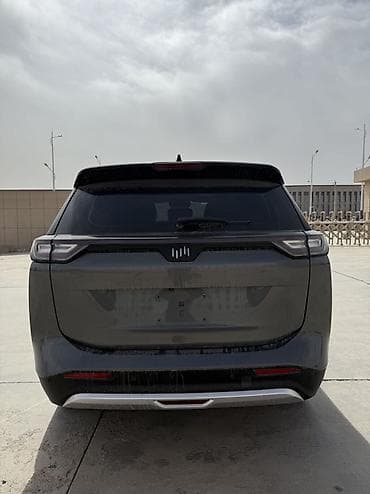 tesla model x: Электрический кроссовер (5 дверей), цвет серый металлик. Ключевые — 5