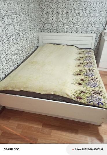 двух ярысный крават: Кровать двух спальная светлая новая диван новый, холодильник — 2