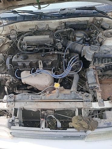 авто вит: Mazda 626 седан (серия GD), белый цвет, 4 двери. Кузов: - Компактный — 3