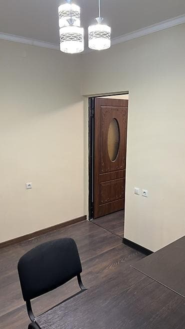 стул и стулья: Сдаю офисное помещение 2 комнаты душ туалет есть район Вефы улица Абая — 2