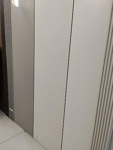 горка форма: Шкаф-купе с гладкими матовыми фасадами в светло-сером и бежевом — 1