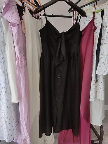 куртка черный: Платье на бретелях, черное, миди. - Лиф с завязкой-бантом спереди — 1