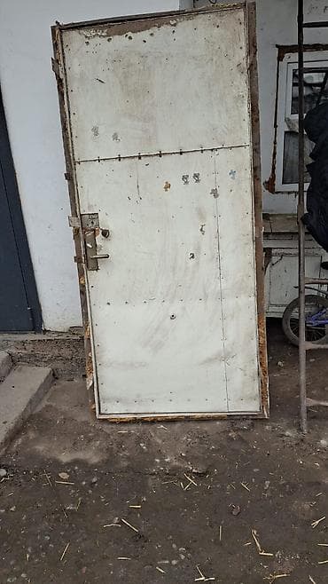 Двери и комплектующие: Металлическая дверь с коробом и врезанным замком. Характеристики: - — 1