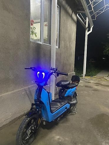 Скутеры: Электроскутер (городской мини-скутер) голубого цвета. Характеристики — 1