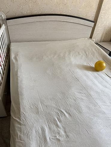 двуспальной: Двуспальная кровать с высоким изголовьем - Размер: ориентировочно — 1