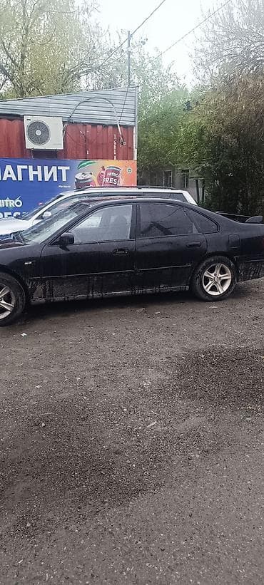 мазда 626: Седан черного цвета с аэродинамическим спойлером на крышке багажника — 2