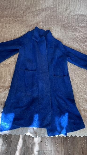 Женское пальто-накидка, ярко‑синего цвета. - Материал: мягкий