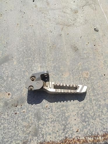 zimmer e9 pro: Мотоциклетная подножка (лапка) складная, алюминий/сталь. от скутера - — 1