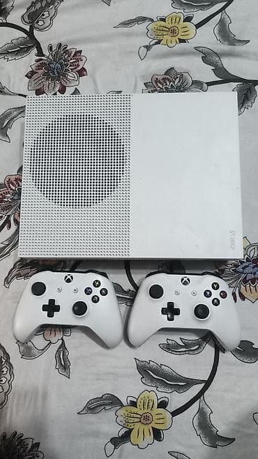 Игровая консоль Microsoft Xbox One S (белая) с двумя беспроводными