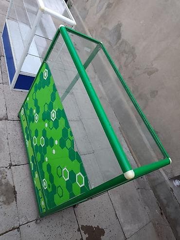 полки напольные: Продаются витрины 1) зелёный с колесами высота 1.10м длина 1.05 м — 2