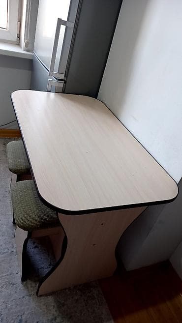 Продаётся кухонный стол б/у, состояние нормальное, размер 60см, высота