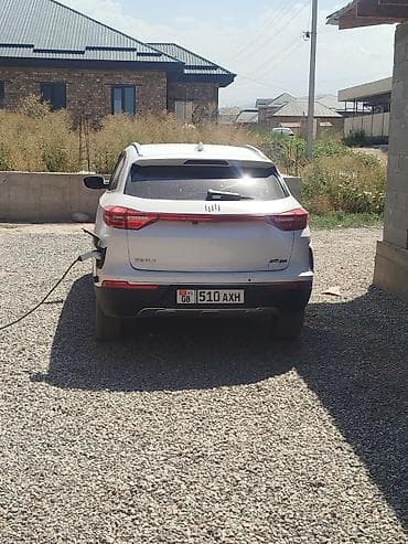 roewe ei5: Электромобиль кроссовер (белый), компактный 5‑дверный. Основные — 3
