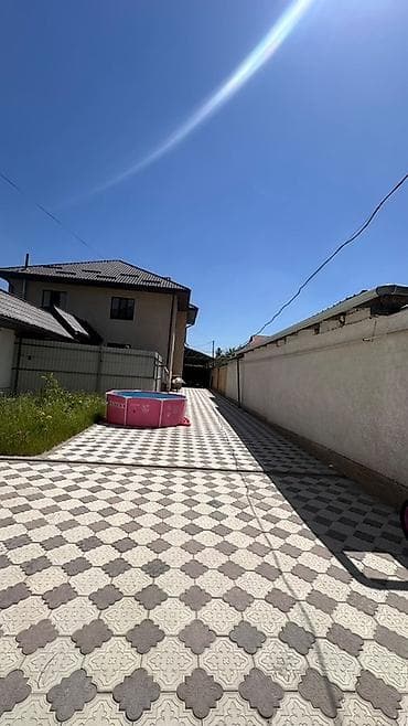 Недвижимость: Просторный двухэтажный дом с благоустроенным двором и летней кухней — 2