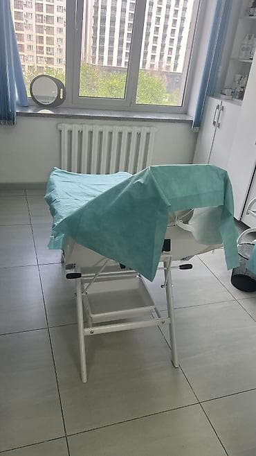 Продаю косметологическую кушетку, высота 60 см, длина 180 см, в