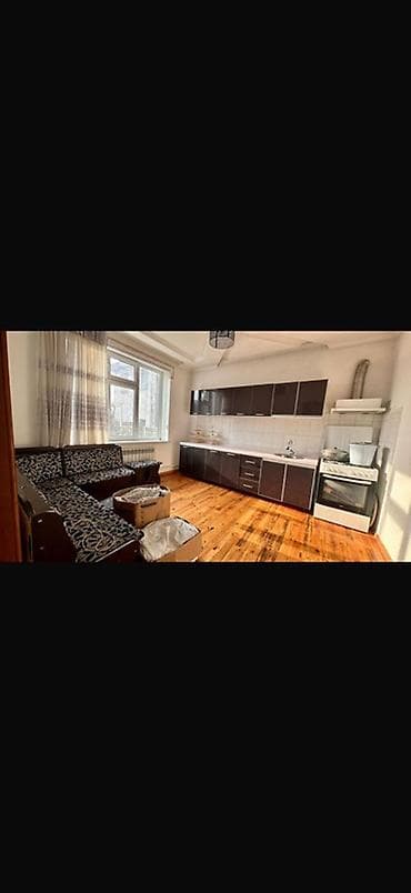 двух этажный дом: Предлагается двухэтажный дом с просторным двором. Дом имеет прочный — 5