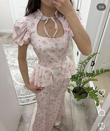 розовая паста: Розовое платье с баской на талии и цветочный принт, длина макси. На — 2