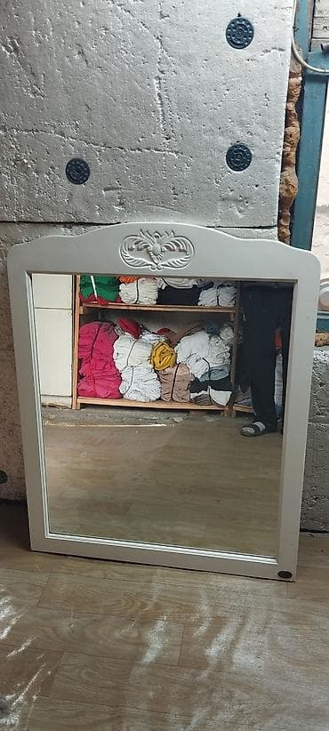 Зеркала в декоративных белых рамах - Два настенных зеркала