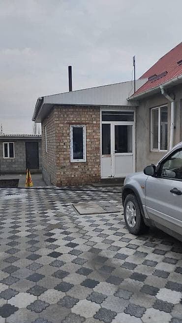4 bedroom: Арча бешик,ул.кызыл адыр,рядом гос.садик 19 Двор и постройки: - — 3