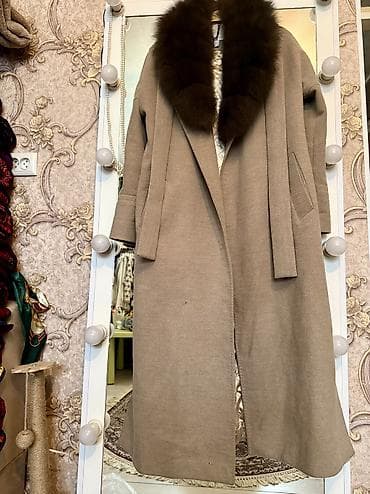 Длинное женское пальто-халат цвета бежевый капучино с объемным